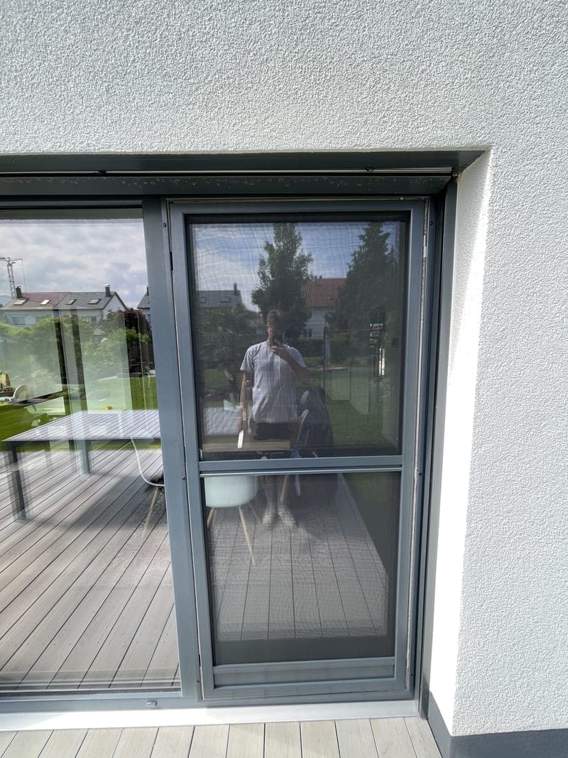 Drehtür mit Insektenschutz am Balkon