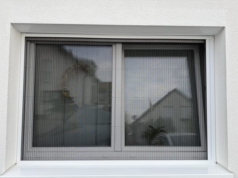Plissee-Insektenschutz an einem Doppelfenster